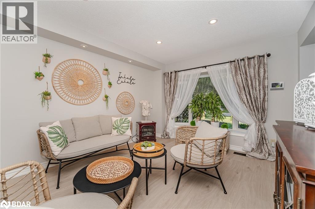 












6 HOLLIS Crescent

,
York,




Ontario
L9N1E7

