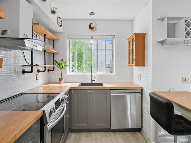 









151Z


Rue Madaire

,
Gatineau (Aylmer),




QC
J9H1R1

