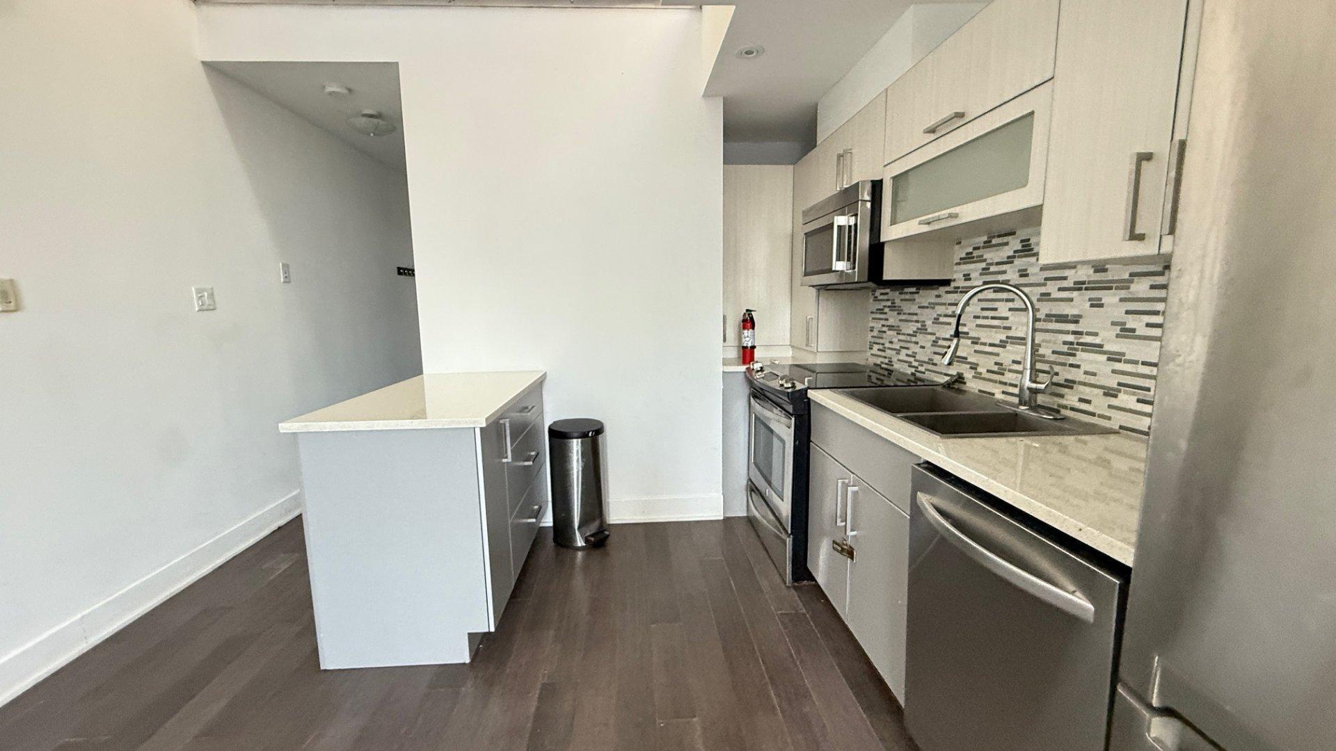 









1216


Rue St-Hubert

,
Montréal (Ville-Marie),




QC
H2L3Y5

