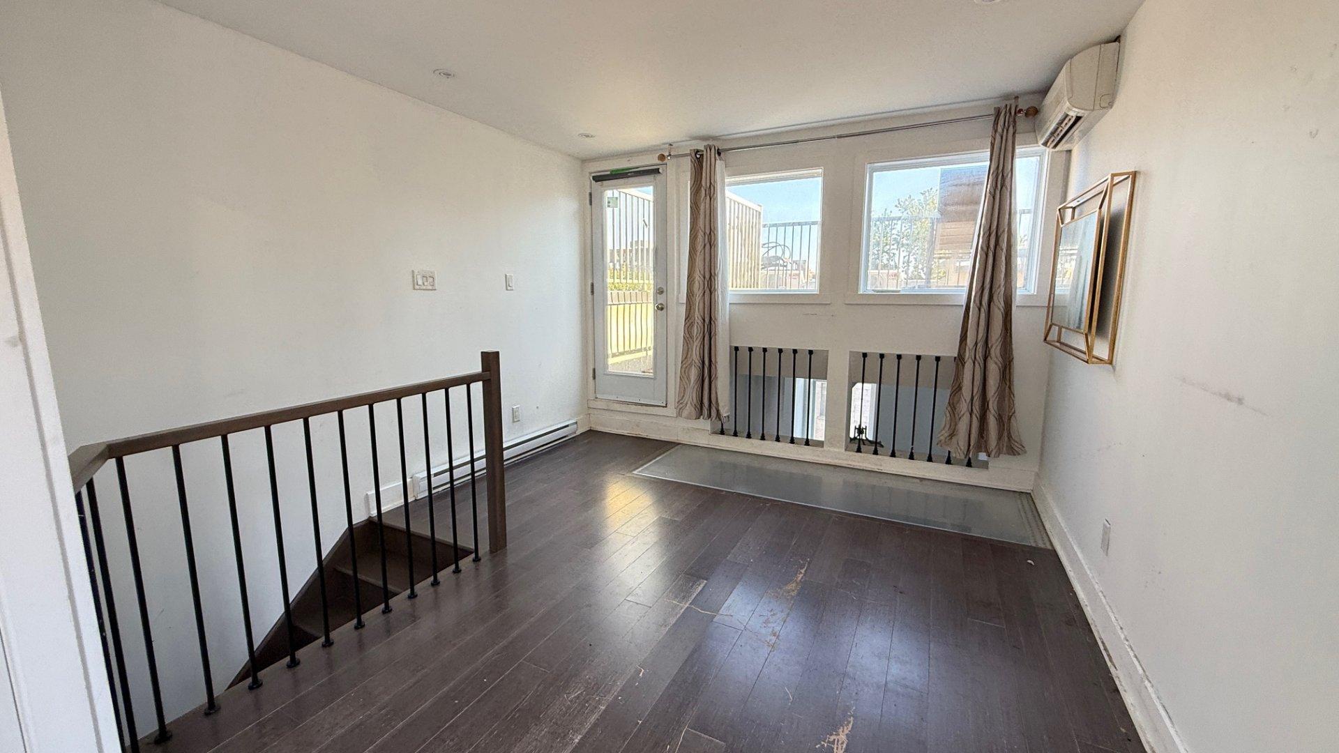 









1216


Rue St-Hubert

,
Montréal (Ville-Marie),




QC
H2L3Y5

