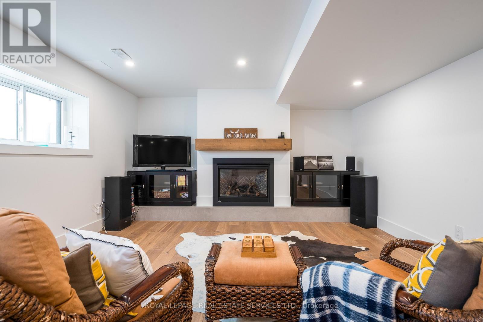 












53 NIAGARA STREET

,
Collingwood,




Ontario
L9Y3X1

