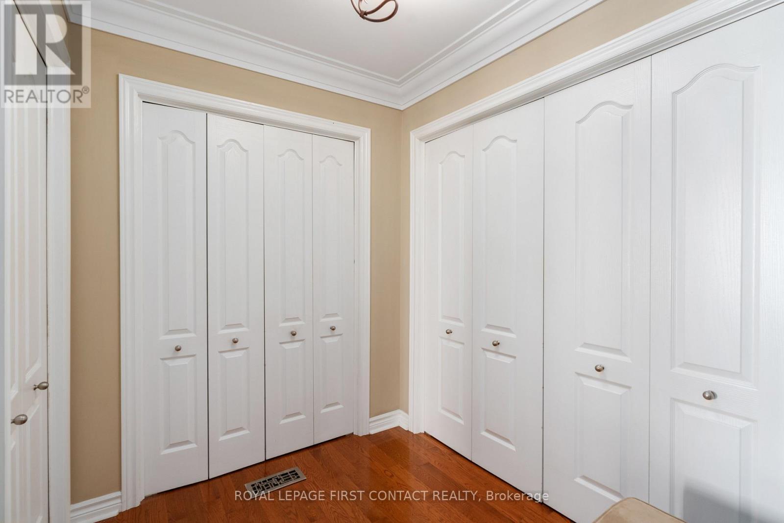 












13 GEORGINA DRIVE

,
Oro-Medonte,




Ontario
L4M1E9

