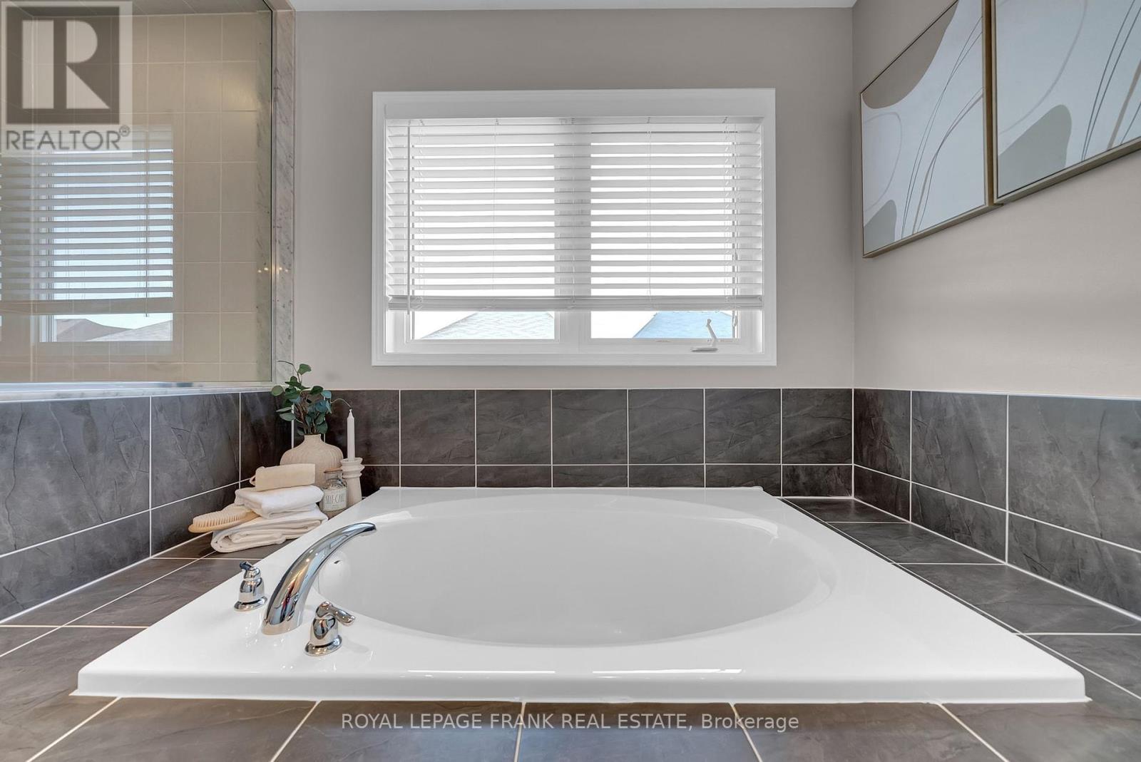 












23 JACK ROACH STREET

,
Clarington (Bowmanville),




Ontario
L1C3K2

