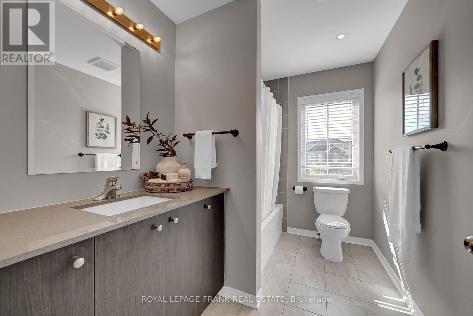 












23 JACK ROACH STREET

,
Clarington (Bowmanville),




Ontario
L1C3K2

