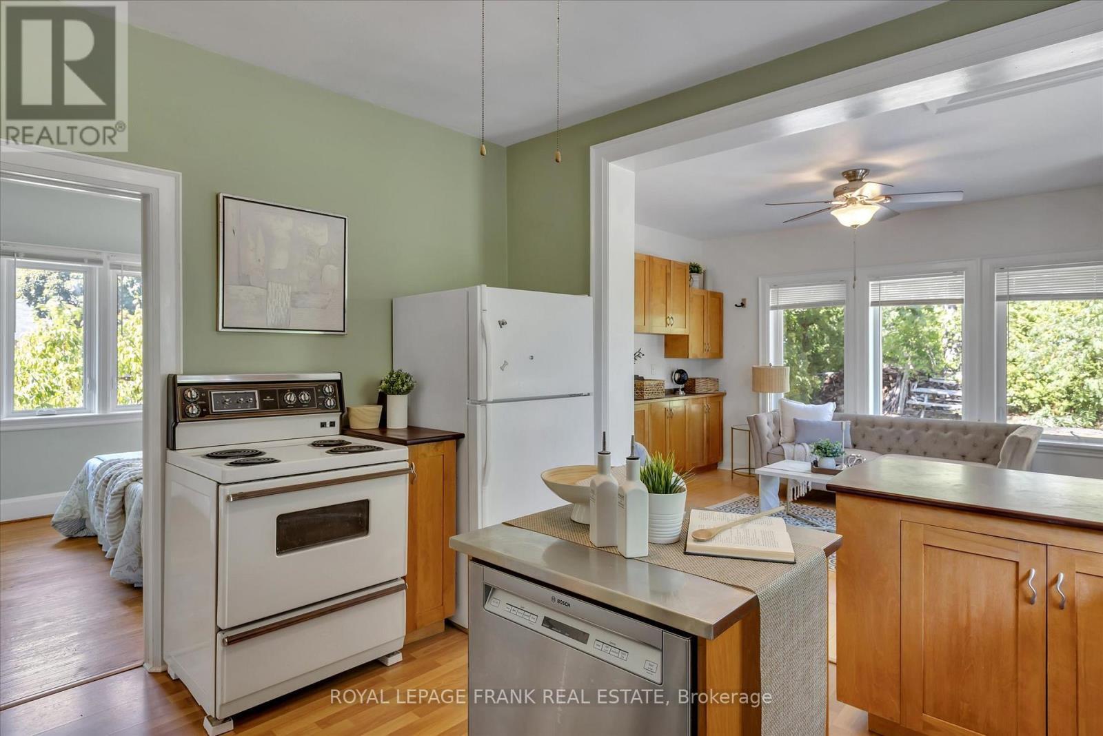 












720 BETHUNE STREET

,
Peterborough North (South),




Ontario
K9H4A4

