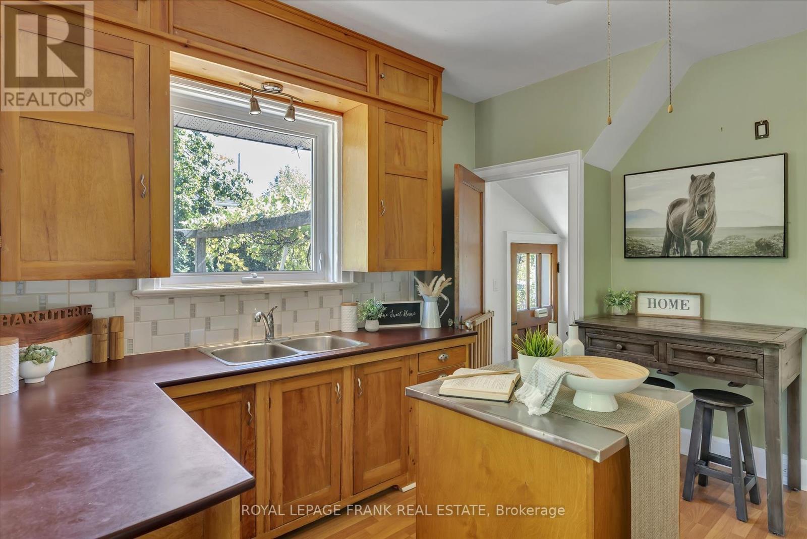 












720 BETHUNE STREET

,
Peterborough North (South),




Ontario
K9H4A4

