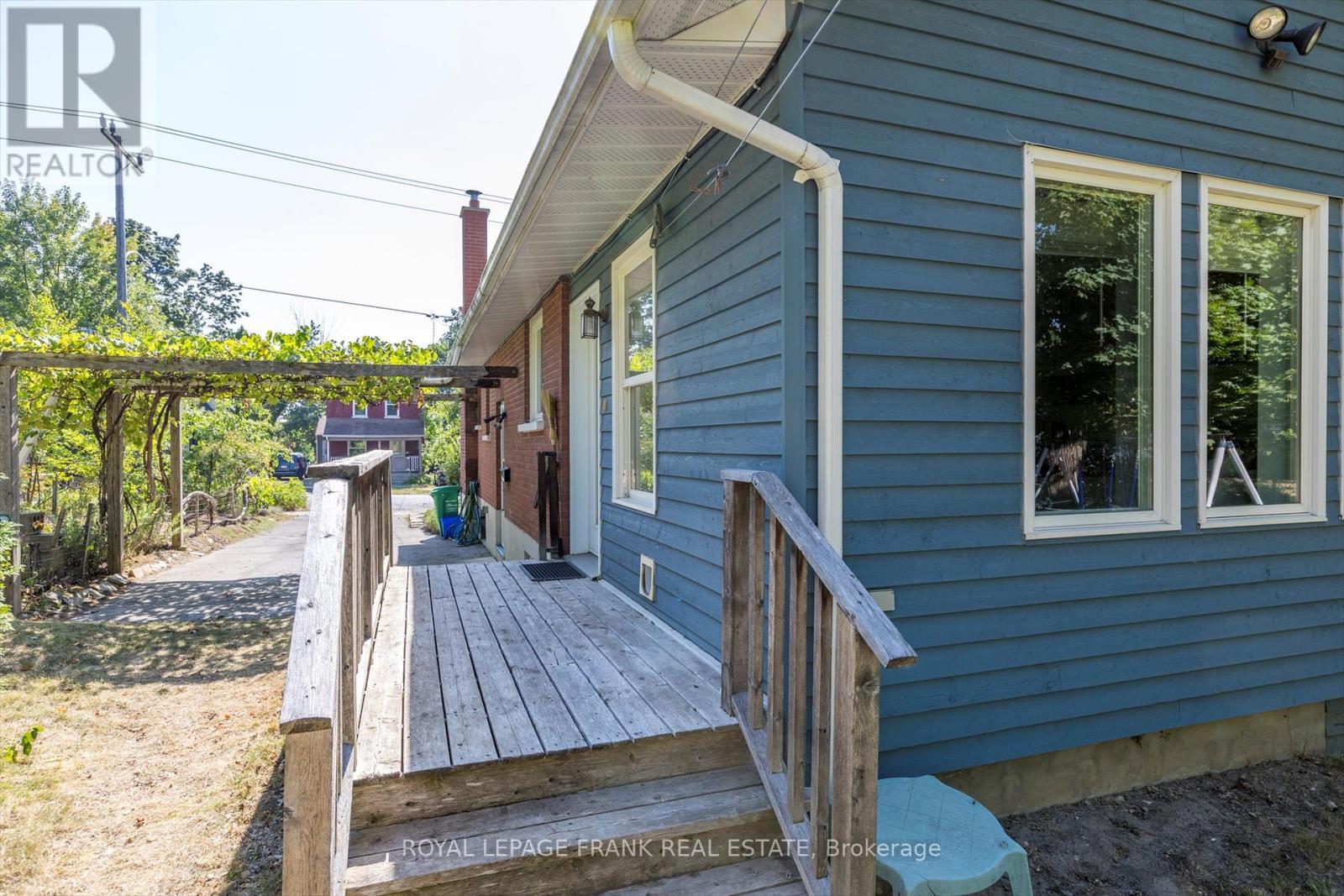 












720 BETHUNE STREET

,
Peterborough North (South),




Ontario
K9H4A4

