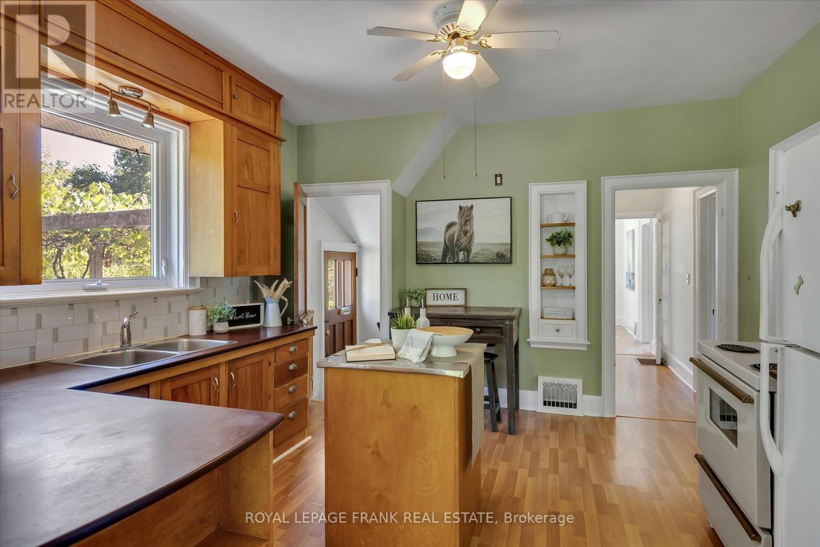 












720 BETHUNE STREET

,
Peterborough North (South),




Ontario
K9H4A4

