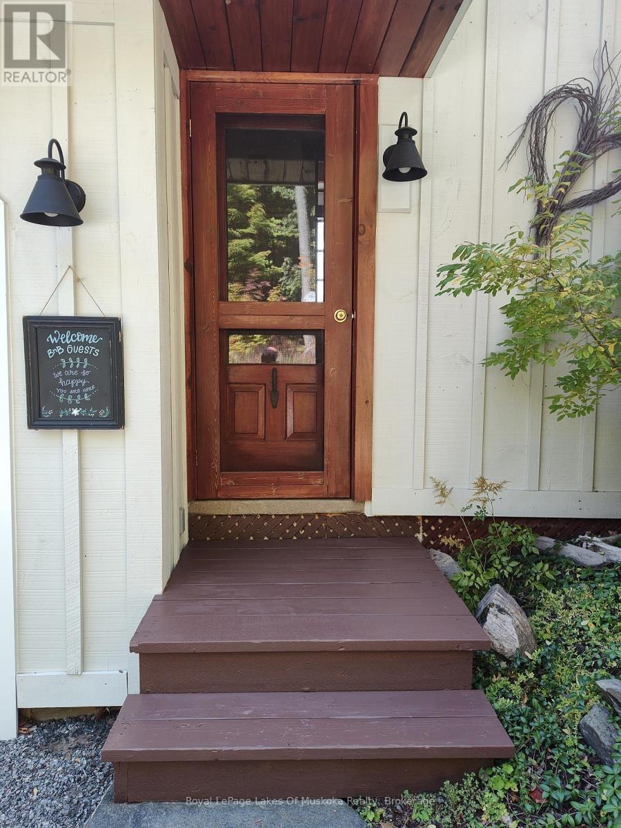 












1080 WALKERS GLENN CRESCENT

,
Lake of Bays (Sinclair),




Ontario
P1H2J6

