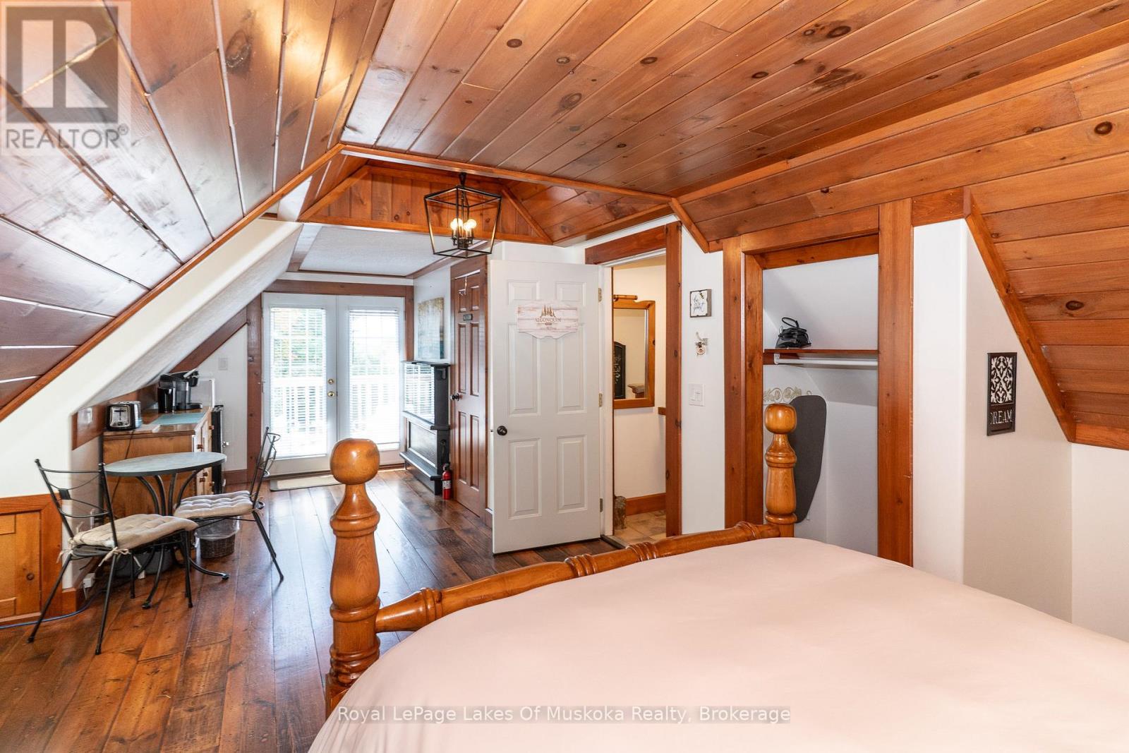 












1080 WALKERS GLENN CRESCENT

,
Lake of Bays (Sinclair),




Ontario
P1H2J6

