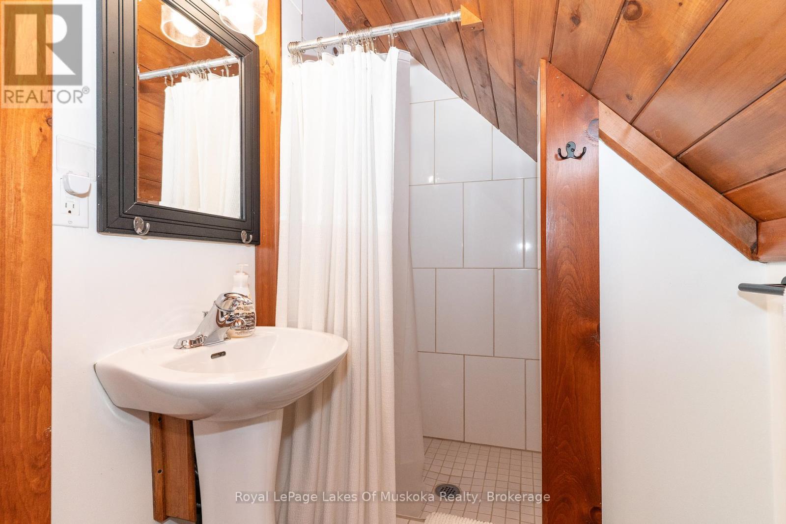 












1080 WALKERS GLENN CRESCENT

,
Lake of Bays (Sinclair),




Ontario
P1H2J6

