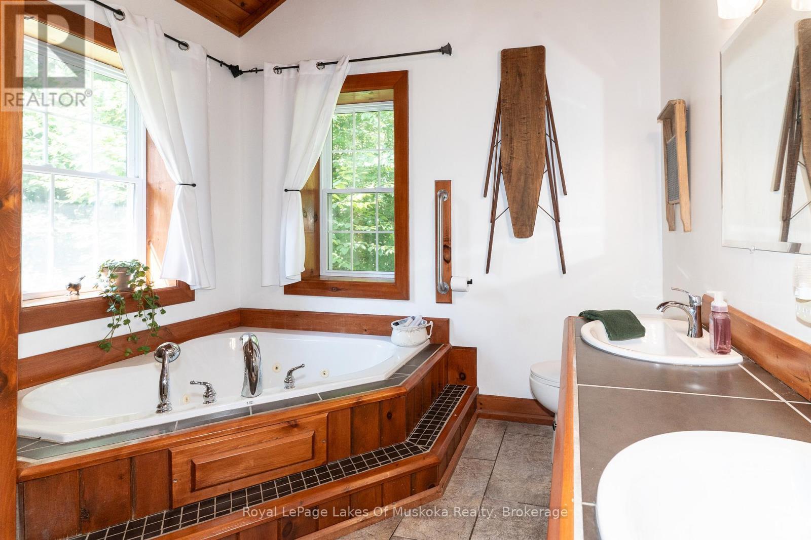 












1080 WALKERS GLENN CRESCENT

,
Lake of Bays (Sinclair),




Ontario
P1H2J6

