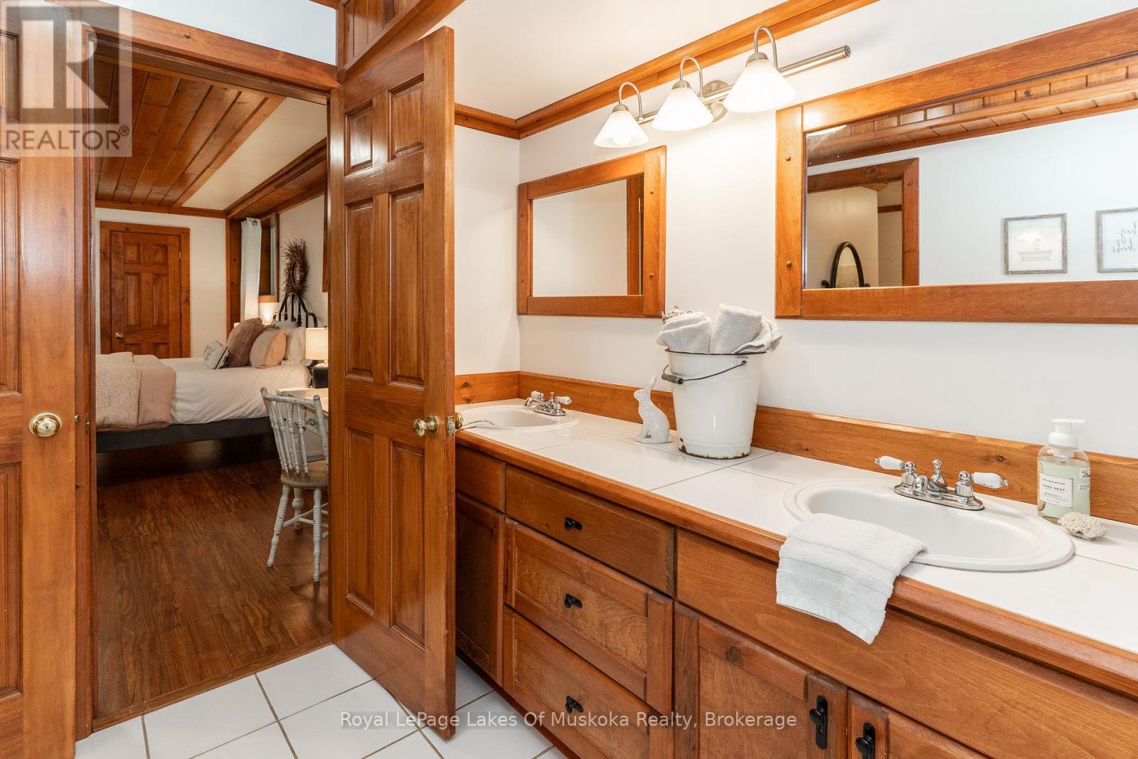 












1080 WALKERS GLENN CRESCENT

,
Lake of Bays (Sinclair),




Ontario
P1H2J6

