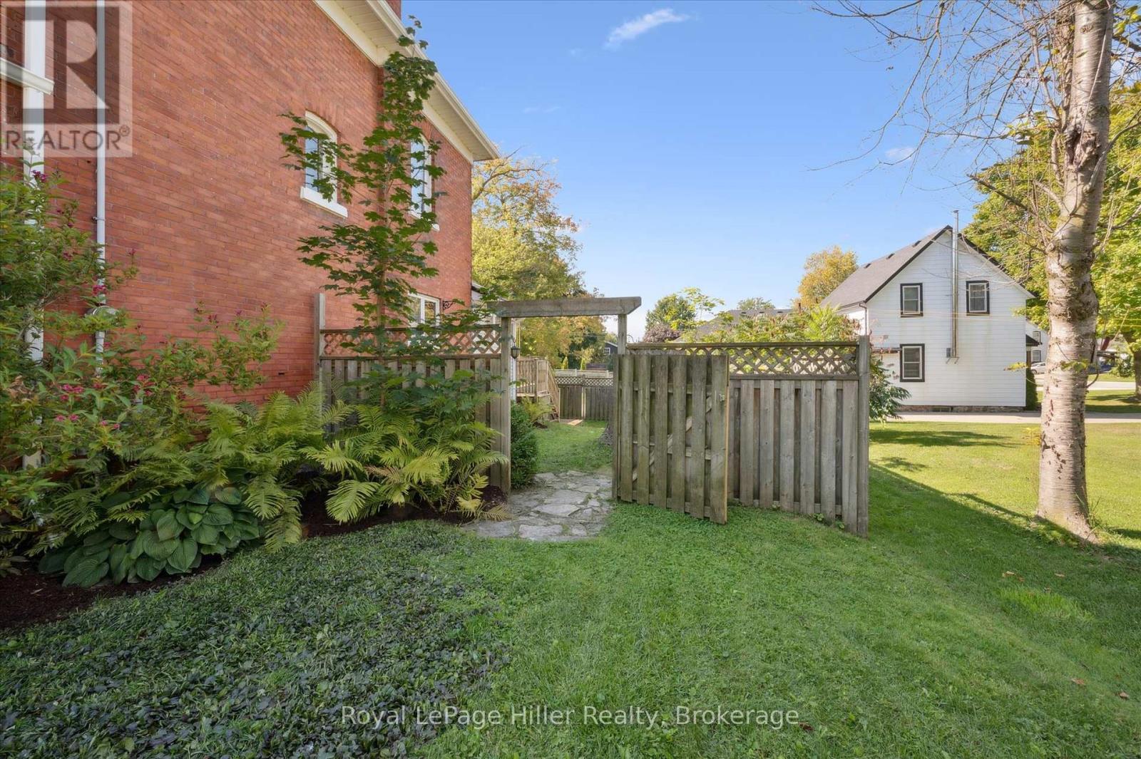 












4 TEMPERANCE STREET

,
Perth East (Milverton),




Ontario
N0K1M0

