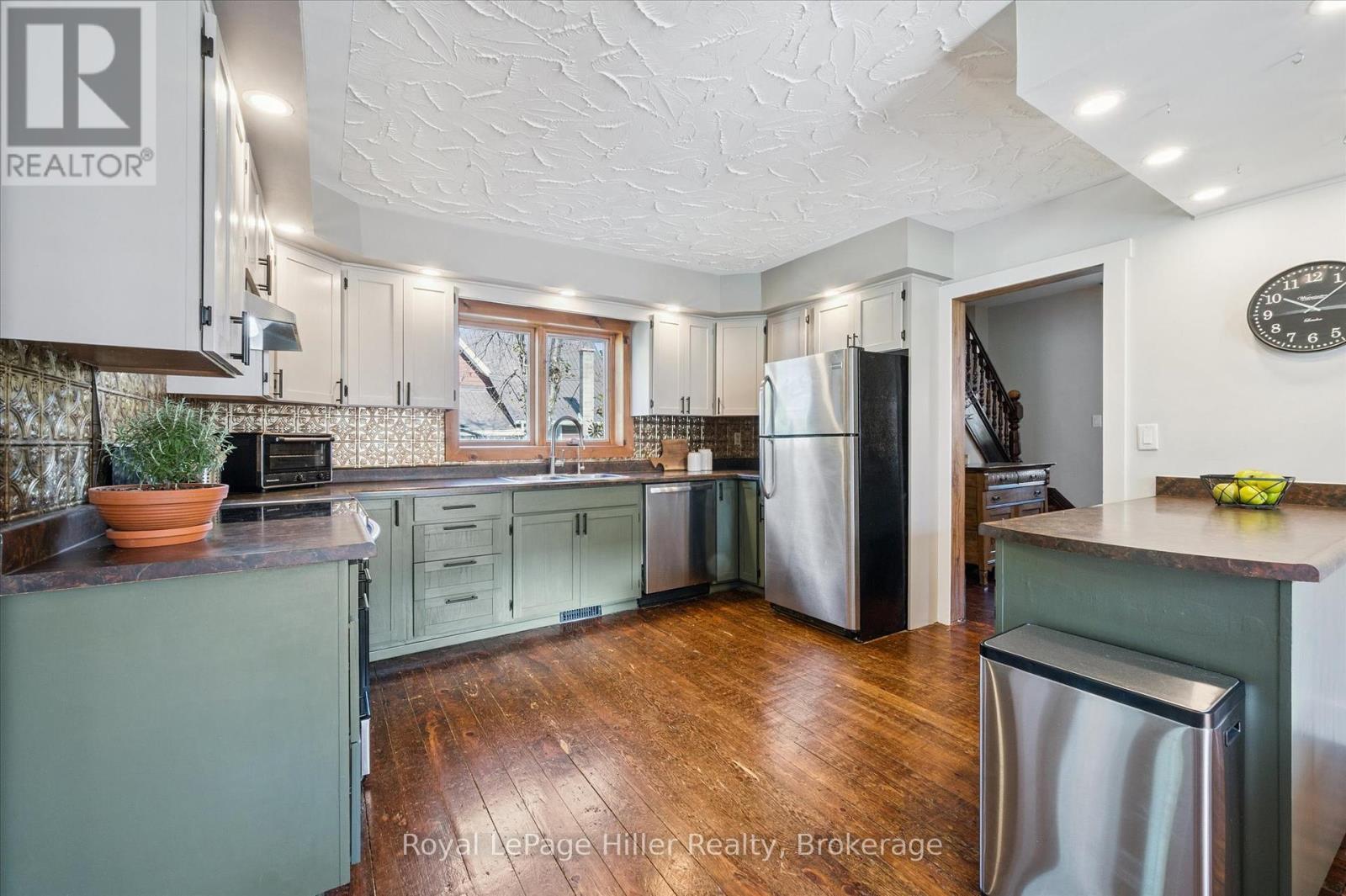












4 TEMPERANCE STREET

,
Perth East (Milverton),




Ontario
N0K1M0

