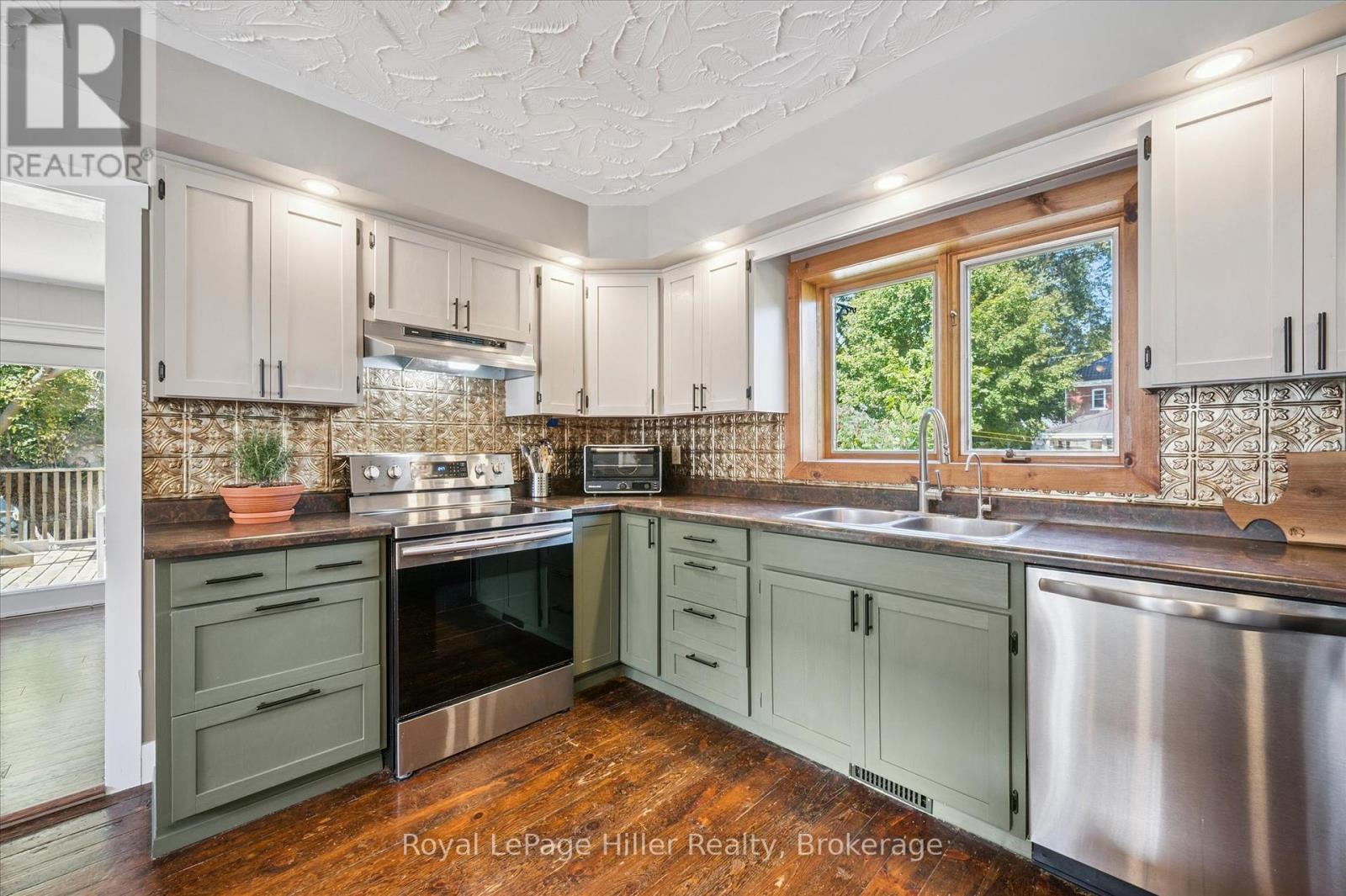 












4 TEMPERANCE STREET

,
Perth East (Milverton),




Ontario
N0K1M0


