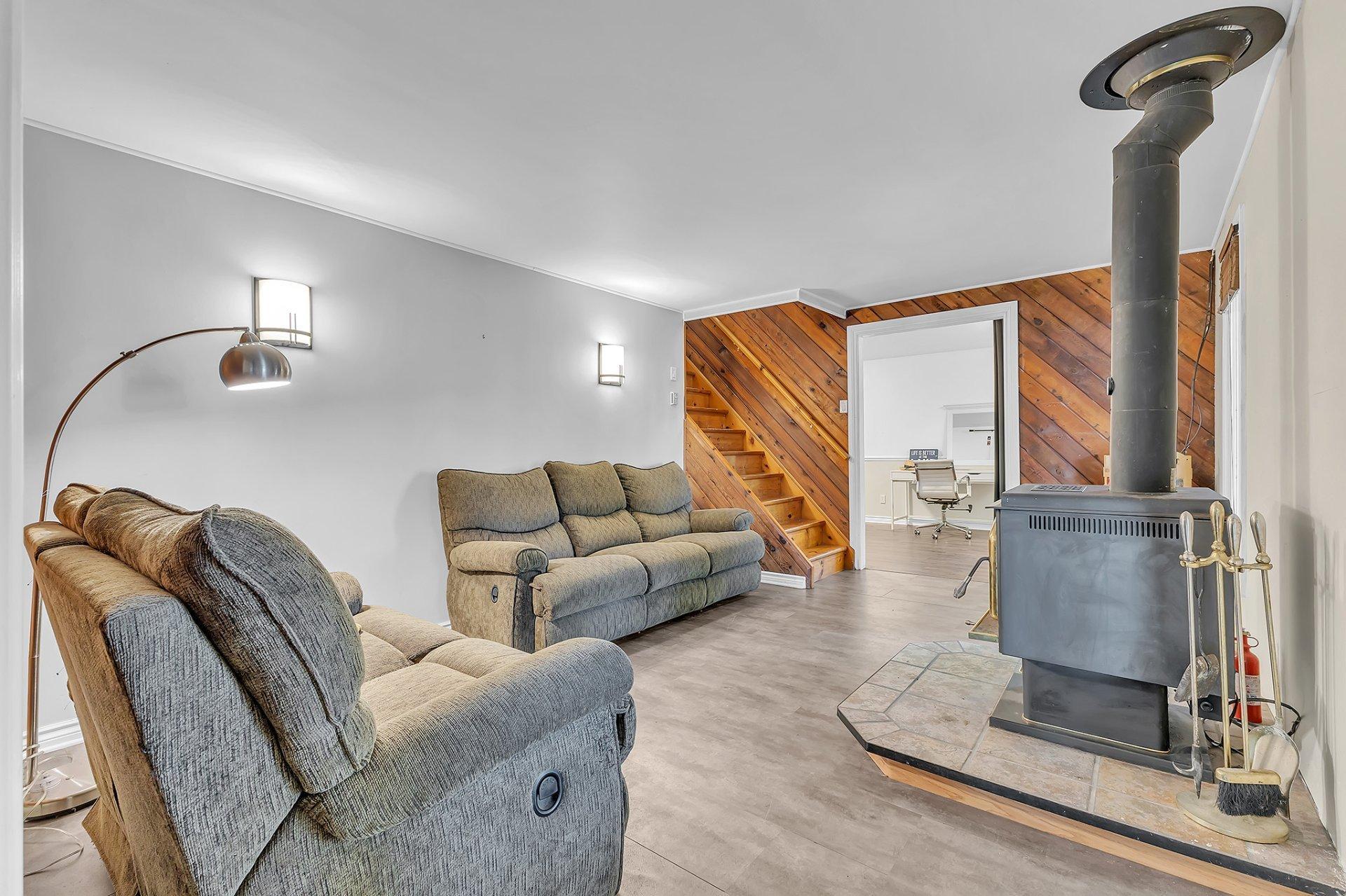 









24


Ch. du Lac-Barnes

,
Val-des-Monts,




QC
J8N6E4

