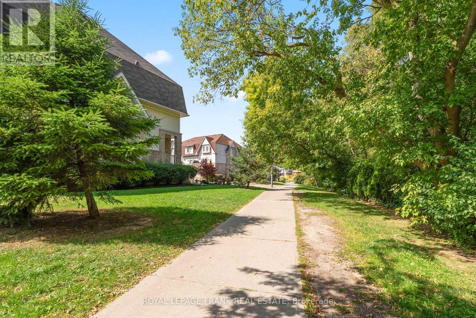 












31 - 735 SHEPPARD AVENUE

,
Pickering (Woodlands),




Ontario
L1V7K5

