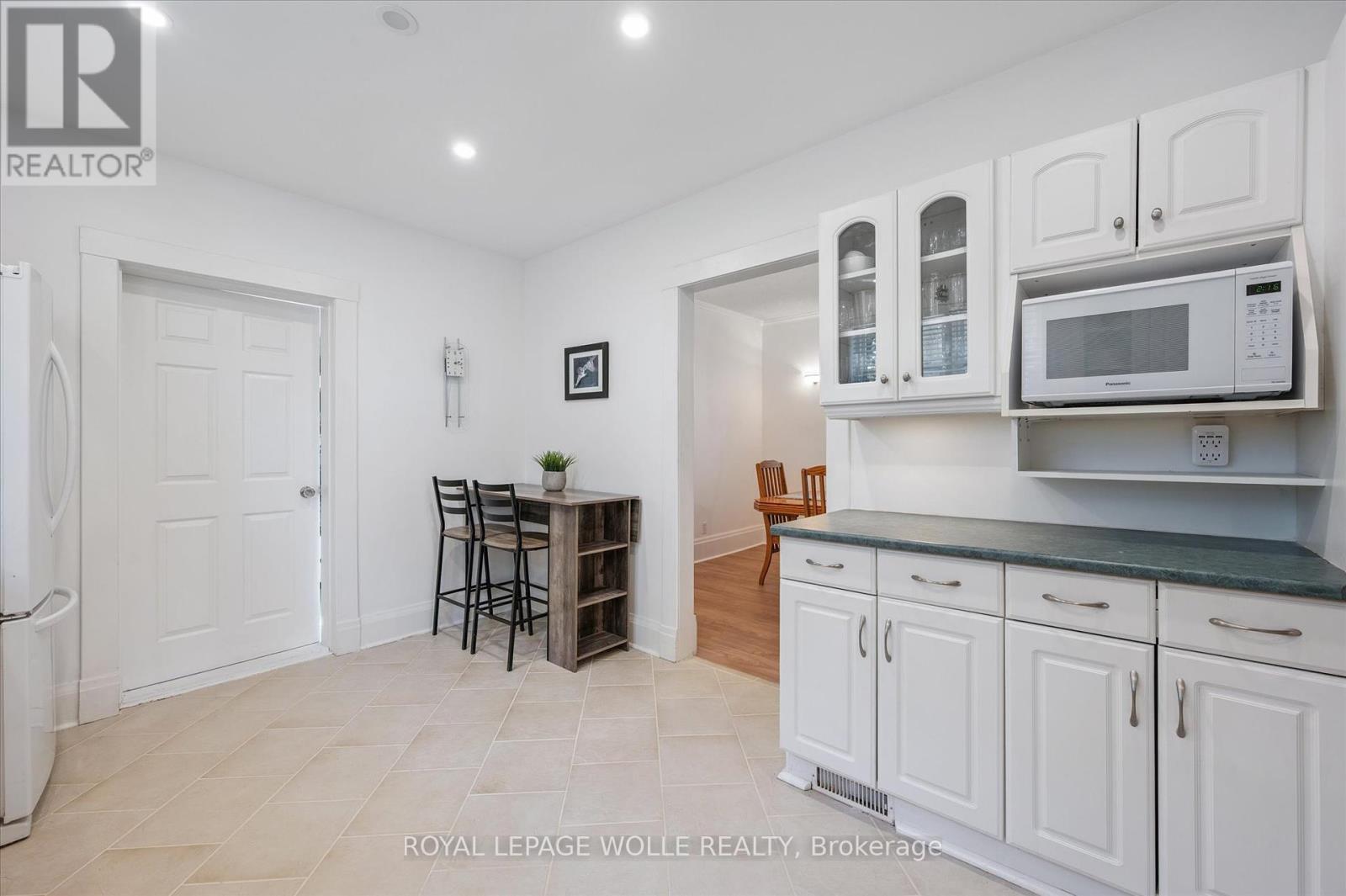 












233 DUKE STREET E

,
Kitchener,




Ontario
N2H1B2

