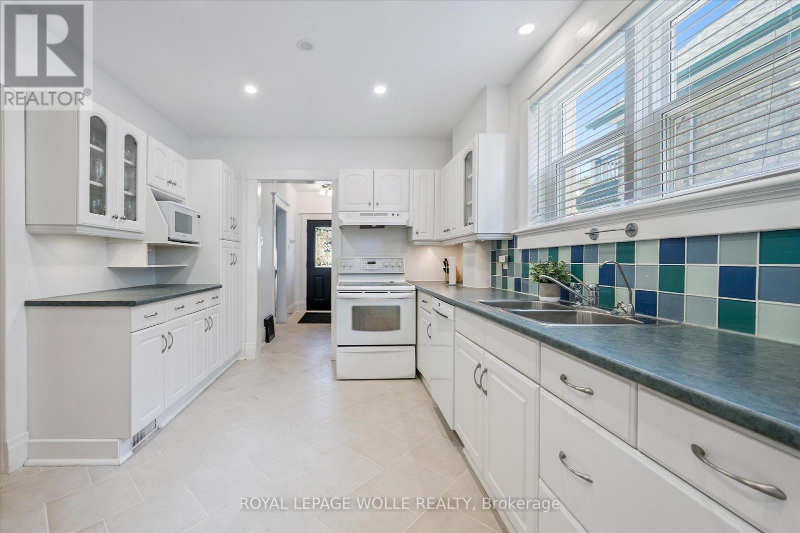 












233 DUKE STREET E

,
Kitchener,




Ontario
N2H1B2

