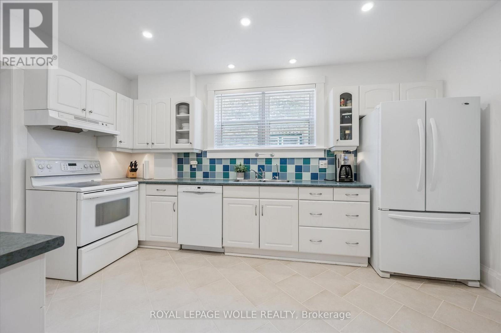 












233 DUKE STREET E

,
Kitchener,




Ontario
N2H1B2

