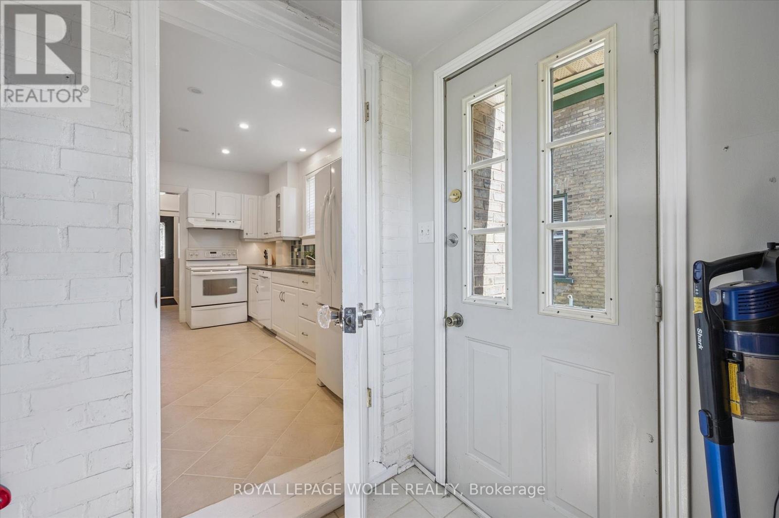 












233 DUKE STREET E

,
Kitchener,




Ontario
N2H1B2


