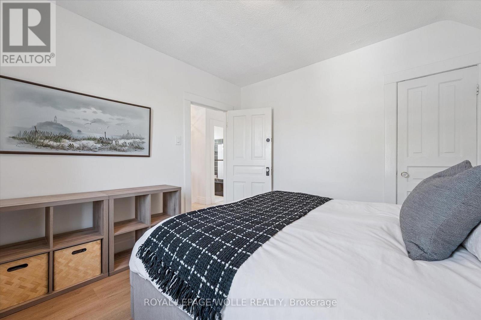 












233 DUKE STREET E

,
Kitchener,




Ontario
N2H1B2

