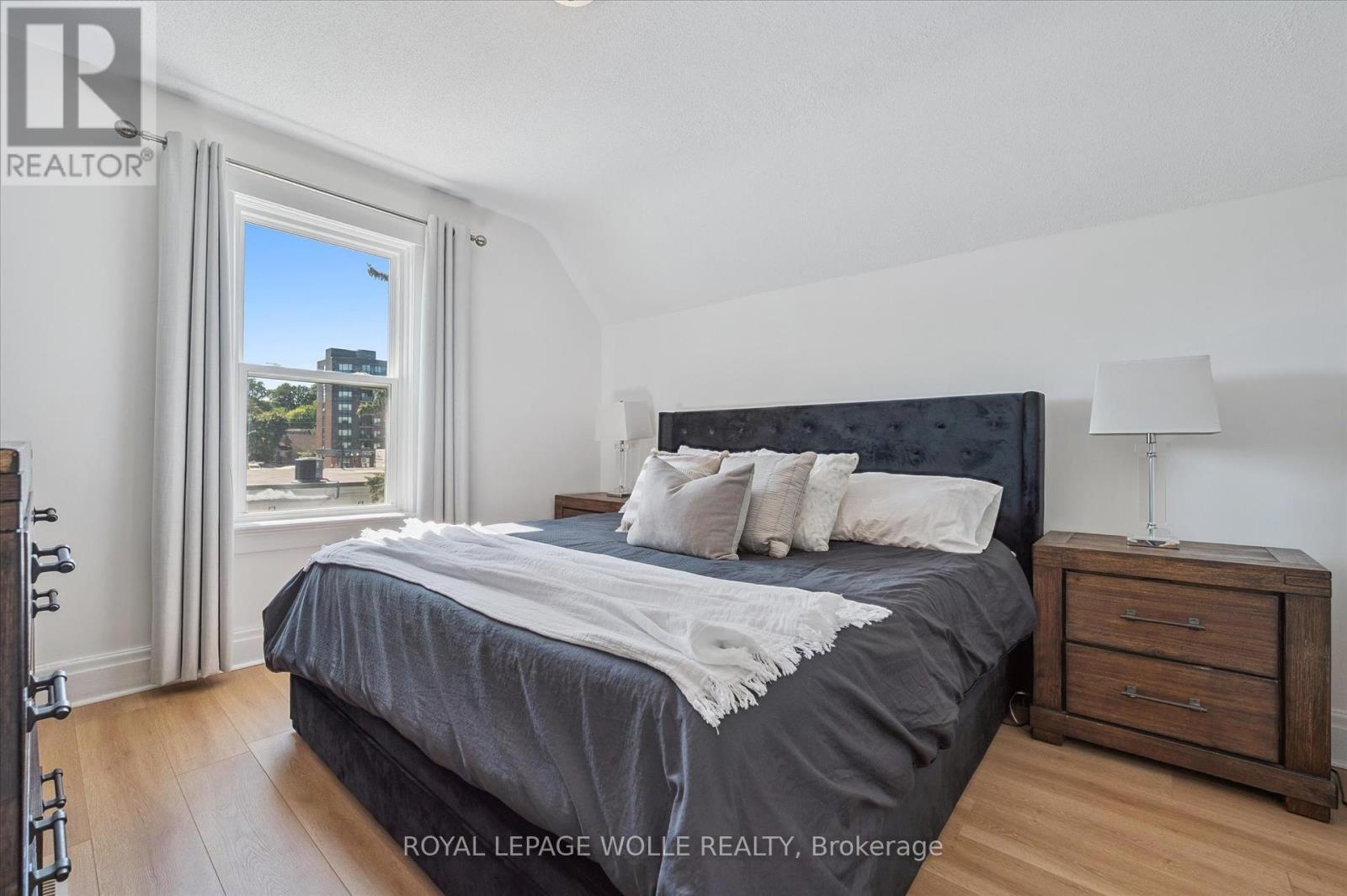 












233 DUKE STREET E

,
Kitchener,




Ontario
N2H1B2

