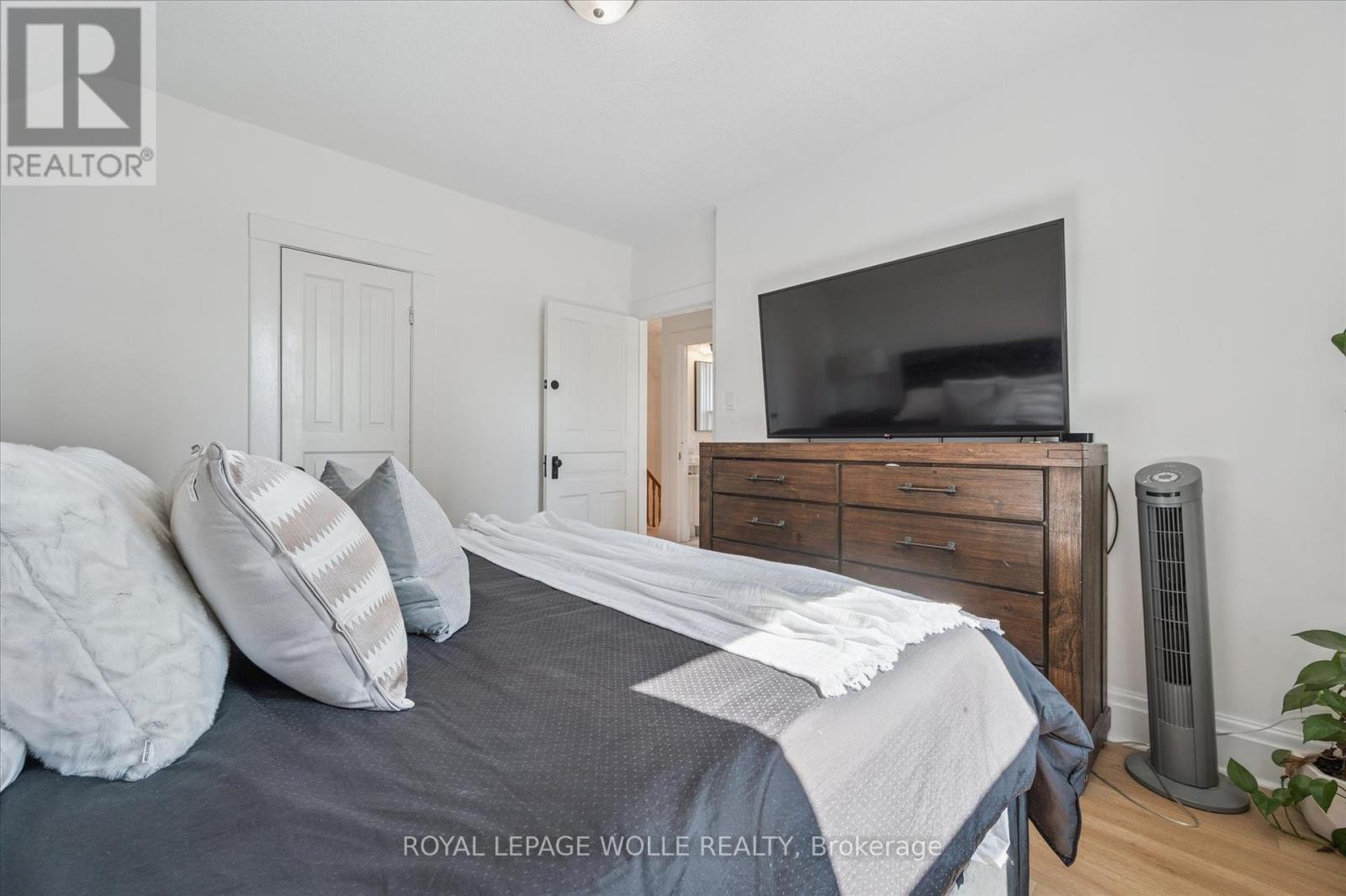 












233 DUKE STREET E

,
Kitchener,




Ontario
N2H1B2

