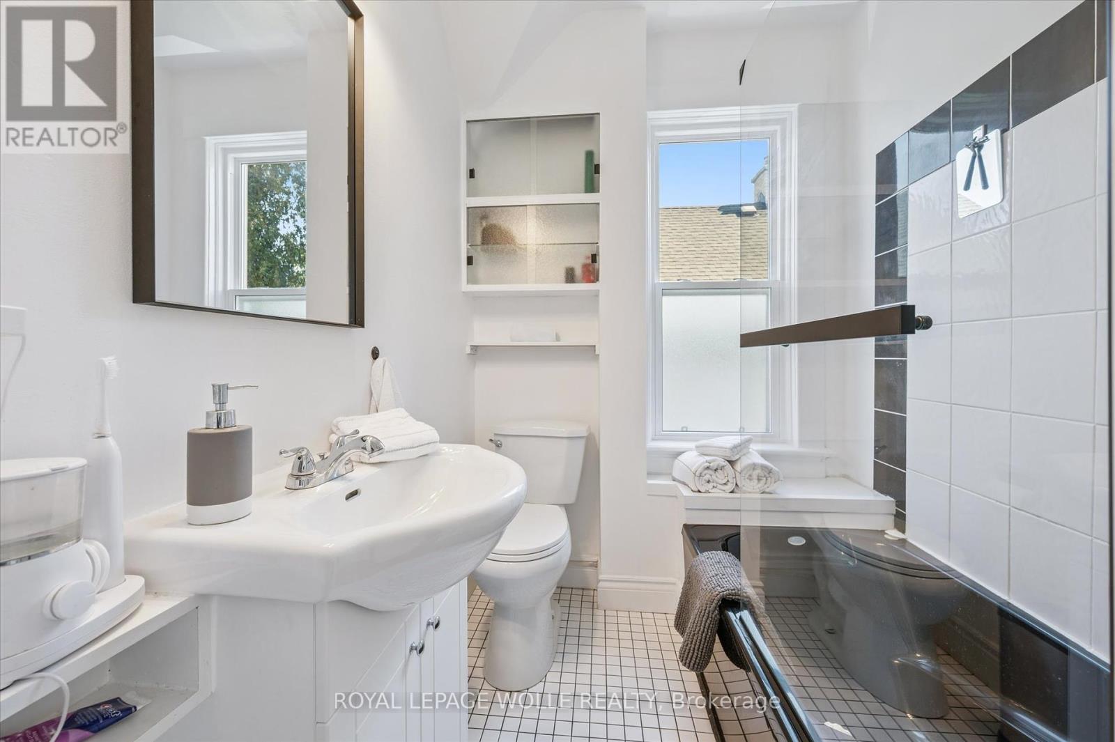 












233 DUKE STREET E

,
Kitchener,




Ontario
N2H1B2


