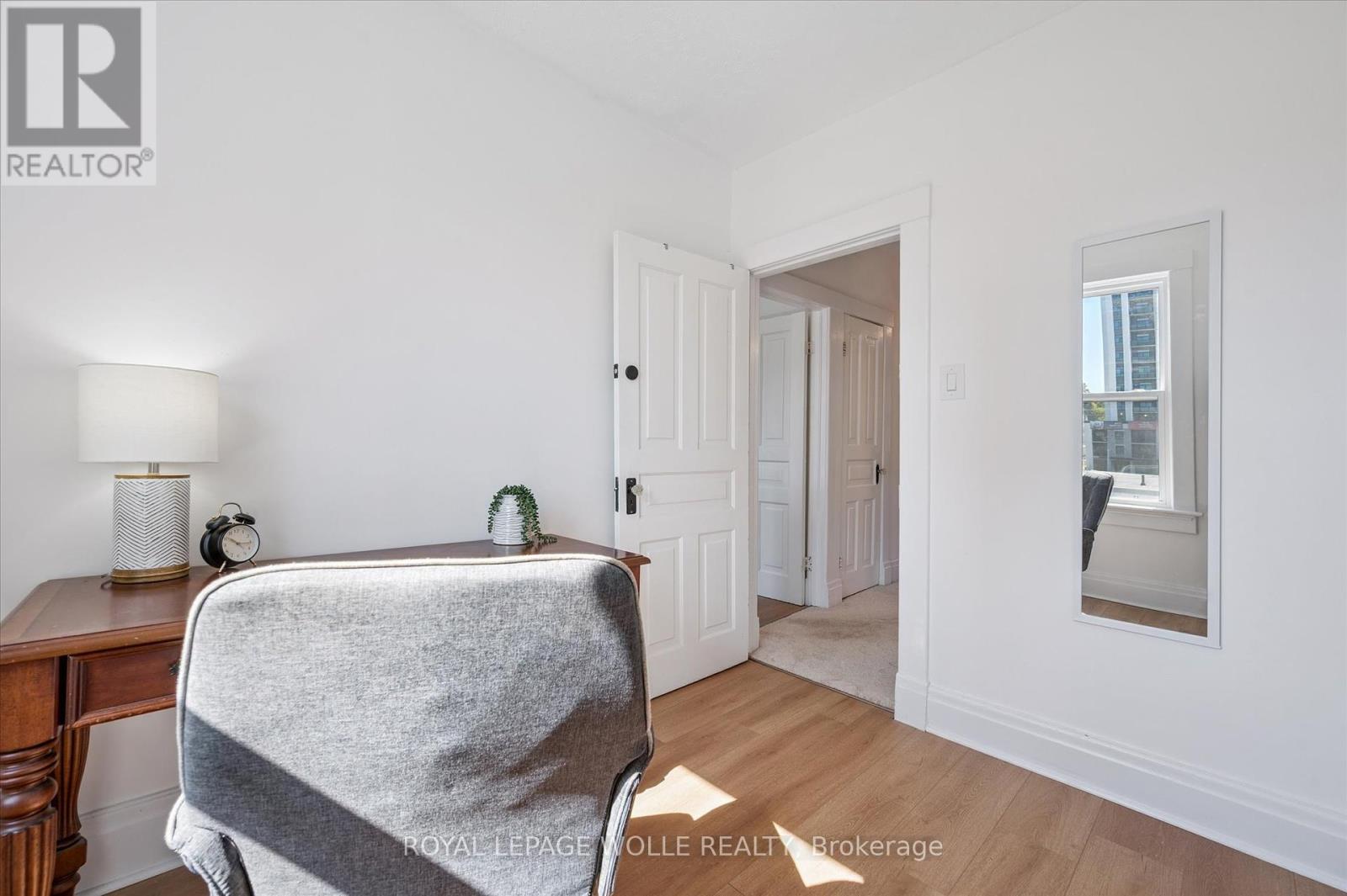 












233 DUKE STREET E

,
Kitchener,




Ontario
N2H1B2

