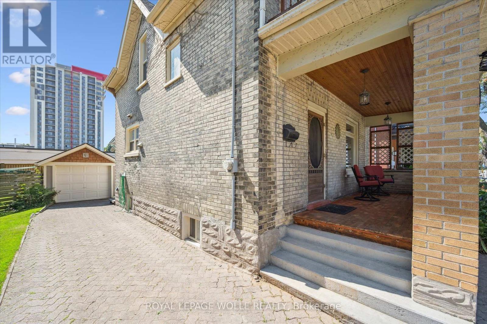 












233 DUKE STREET E

,
Kitchener,




Ontario
N2H1B2

