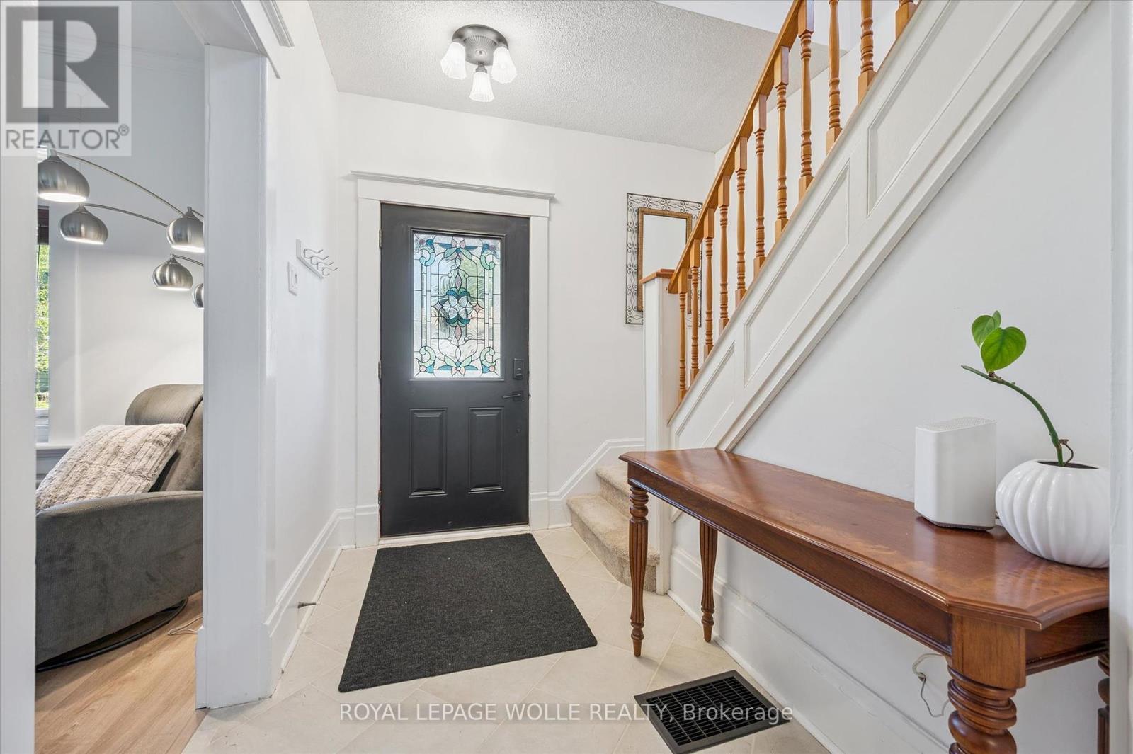 












233 DUKE STREET E

,
Kitchener,




Ontario
N2H1B2

