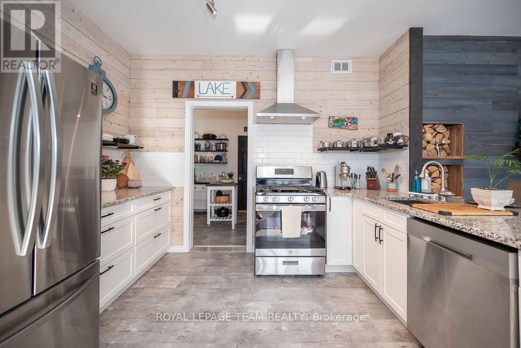 












188 PAUGH LAKE ROAD

,
Madawaska Valley,




Ontario
K0J1B0

