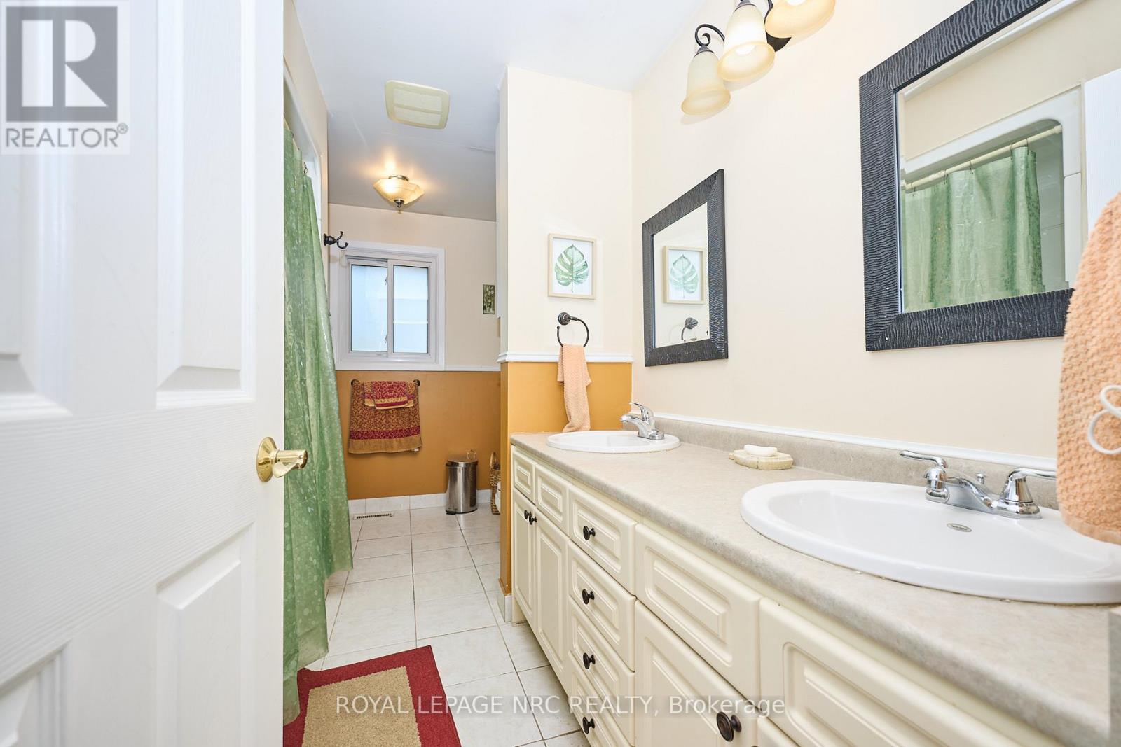 












489 LAKESIDE ROAD

,
Fort Erie (Crescent Park),




Ontario
L2A4X8

