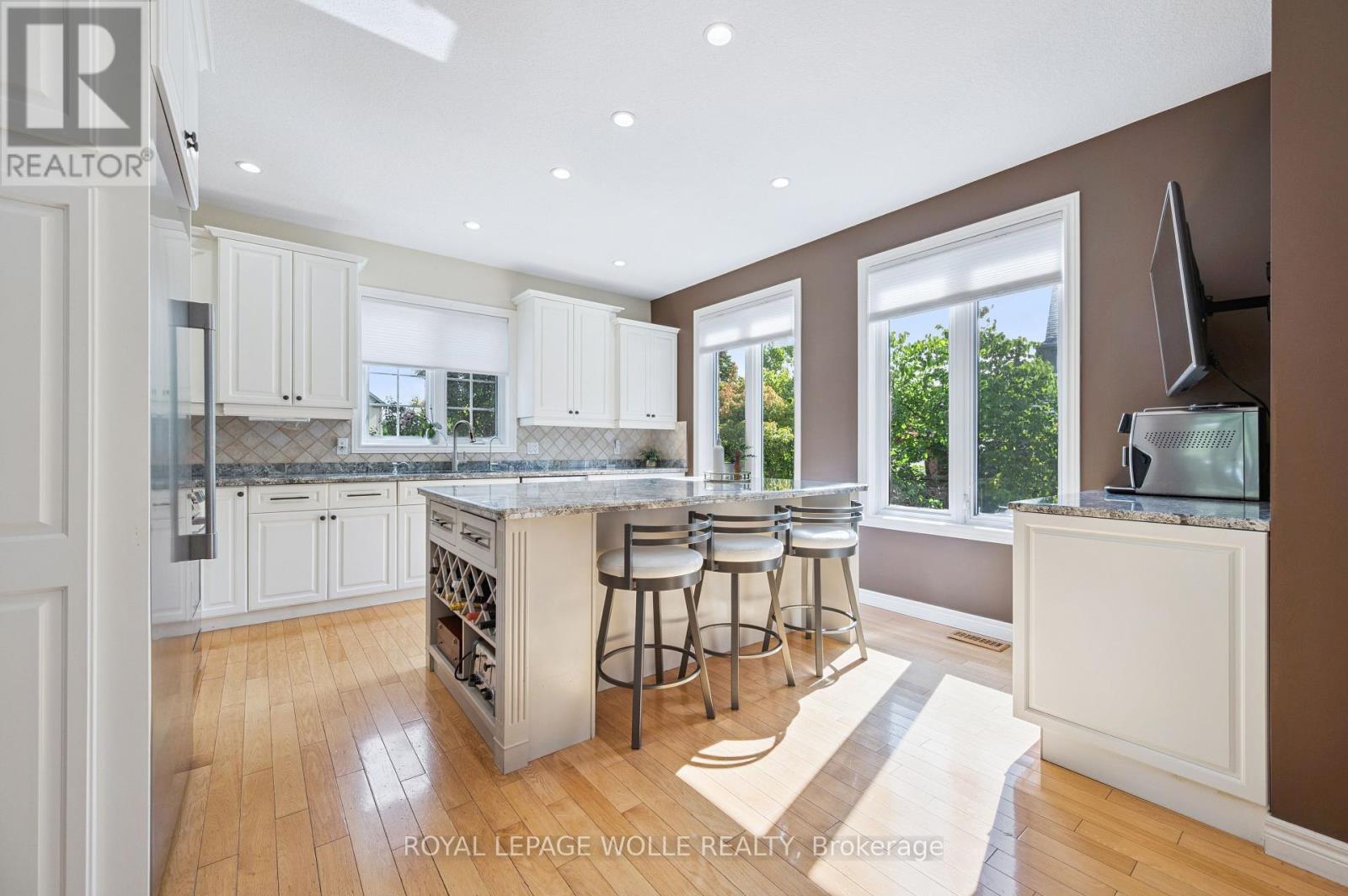 












867 CREEKSIDE DRIVE

,
Waterloo,




Ontario
N2V2S7

