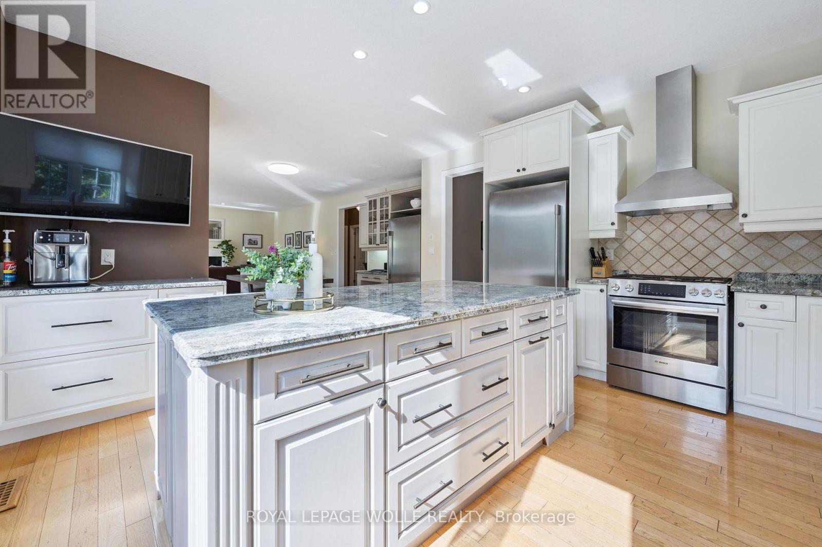 












867 CREEKSIDE DRIVE

,
Waterloo,




Ontario
N2V2S7

