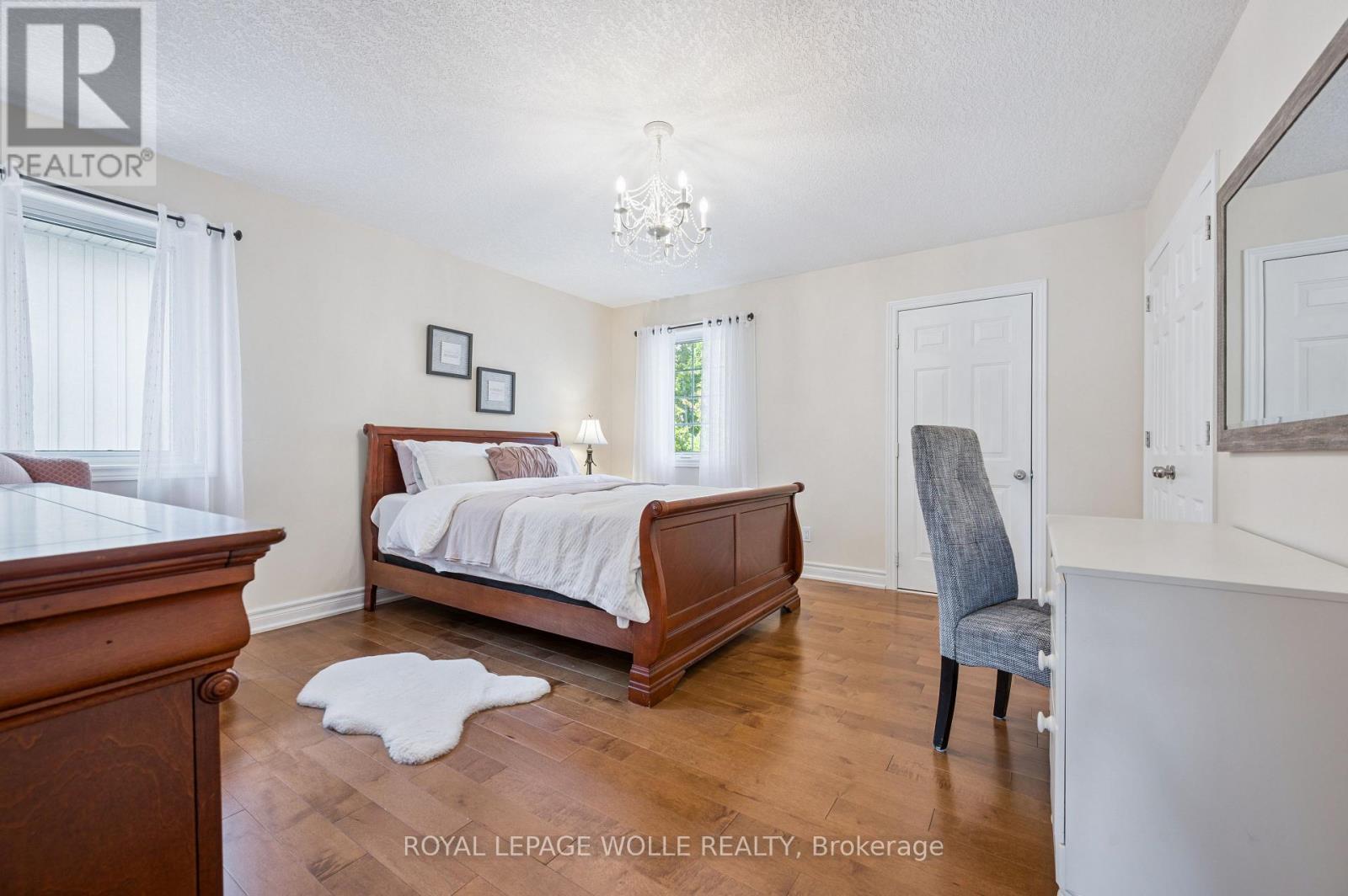 












867 CREEKSIDE DRIVE

,
Waterloo,




Ontario
N2V2S7

