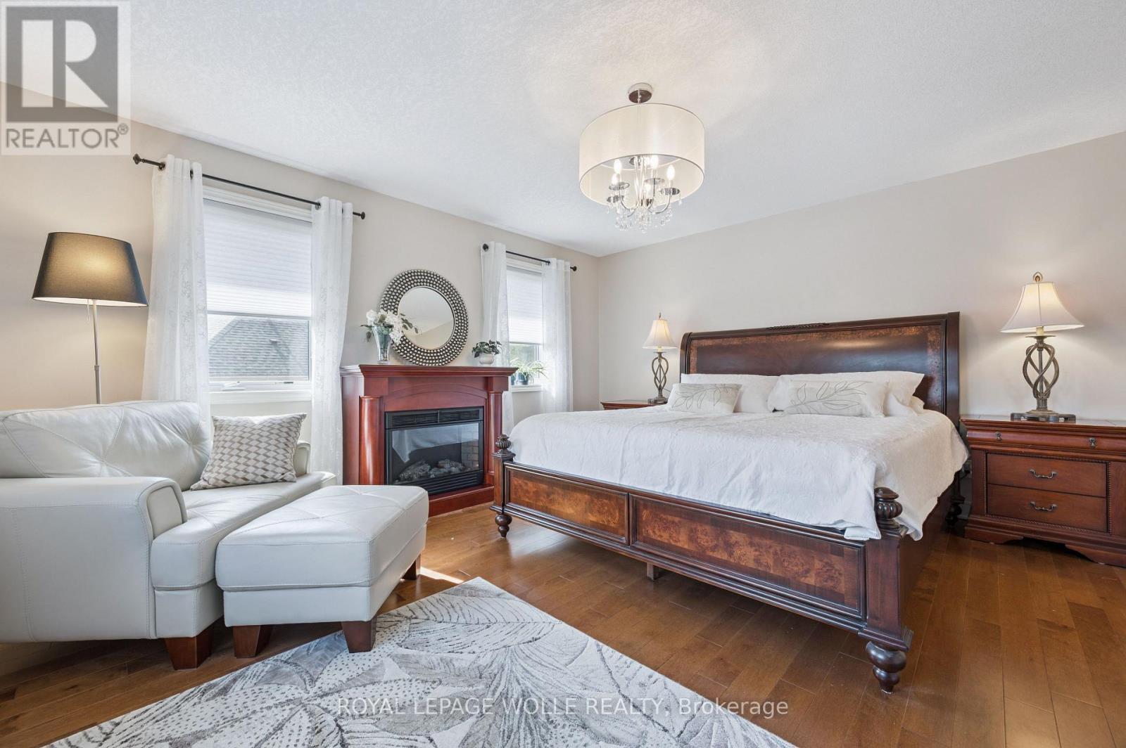 












867 CREEKSIDE DRIVE

,
Waterloo,




Ontario
N2V2S7

