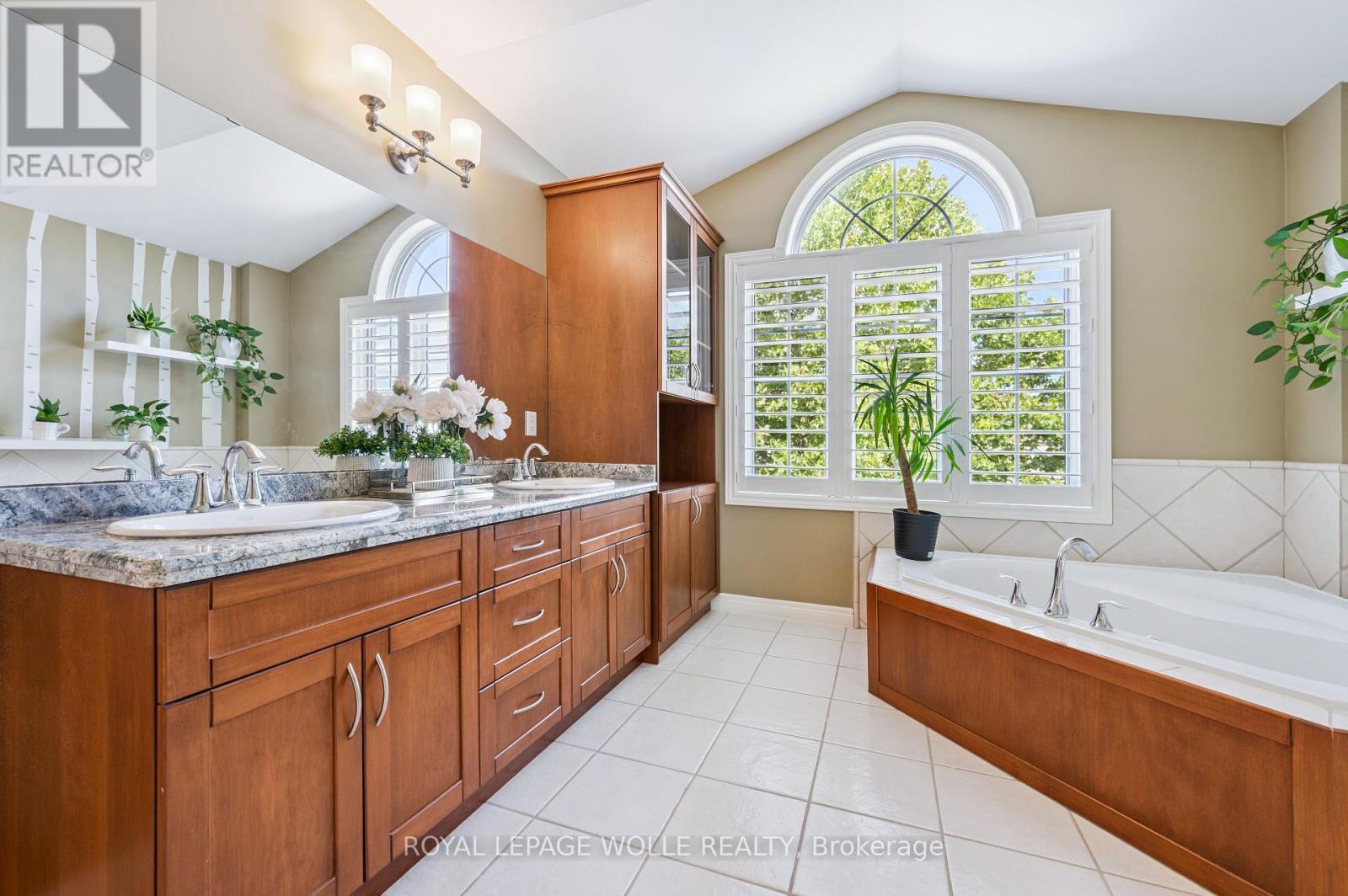 












867 CREEKSIDE DRIVE

,
Waterloo,




Ontario
N2V2S7

