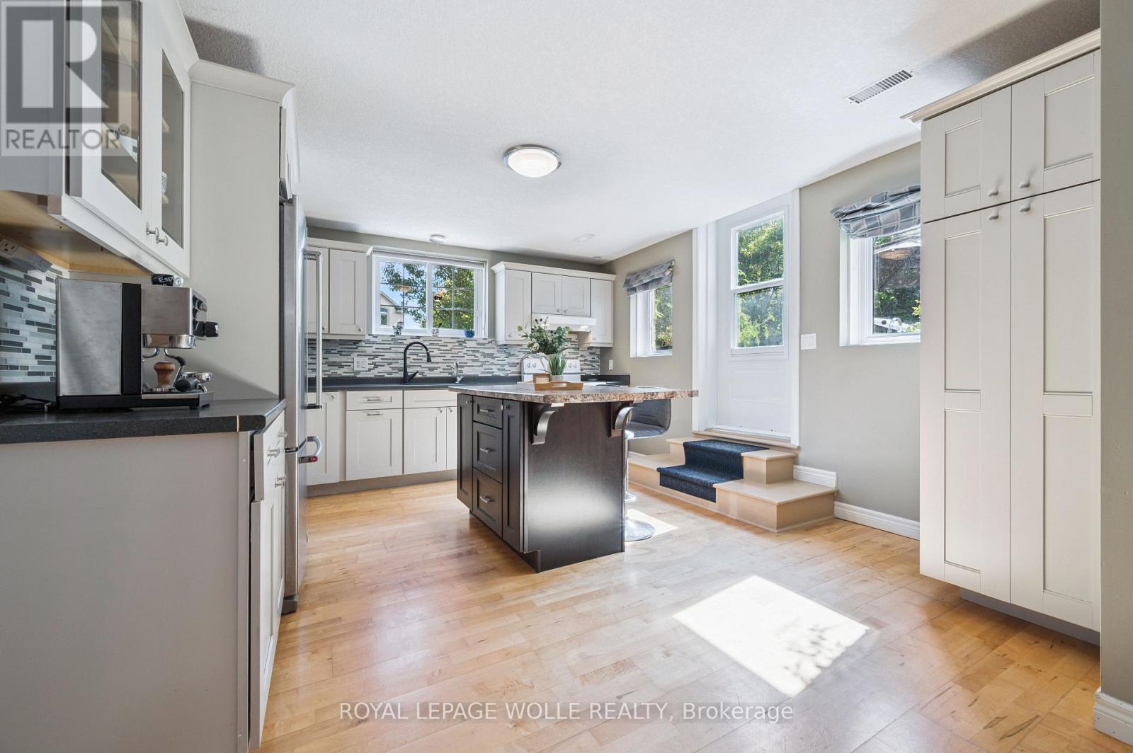 












867 CREEKSIDE DRIVE

,
Waterloo,




Ontario
N2V2S7

