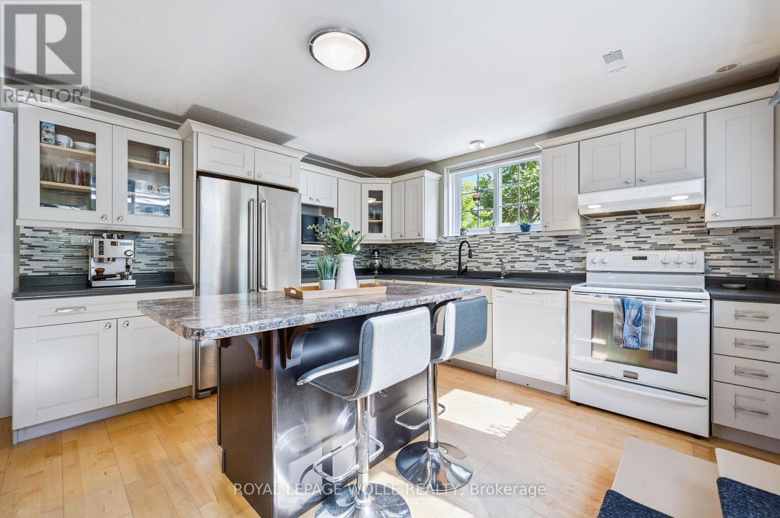 












867 CREEKSIDE DRIVE

,
Waterloo,




Ontario
N2V2S7

