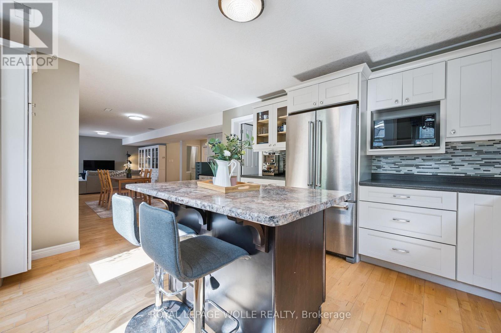 












867 CREEKSIDE DRIVE

,
Waterloo,




Ontario
N2V2S7

