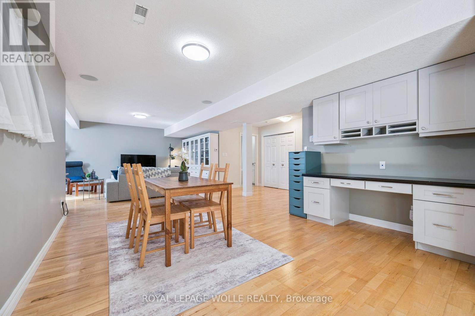 












867 CREEKSIDE DRIVE

,
Waterloo,




Ontario
N2V2S7

