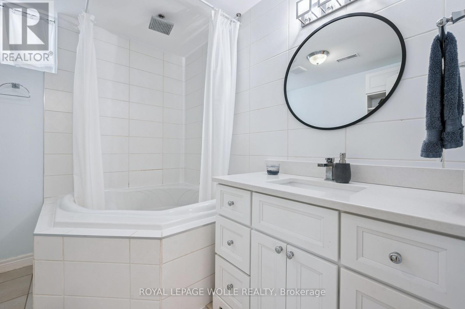 












867 CREEKSIDE DRIVE

,
Waterloo,




Ontario
N2V2S7

