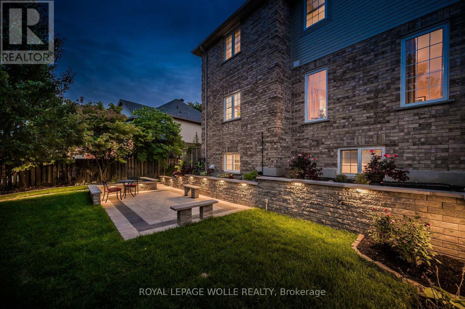 












867 CREEKSIDE DRIVE

,
Waterloo,




Ontario
N2V2S7

