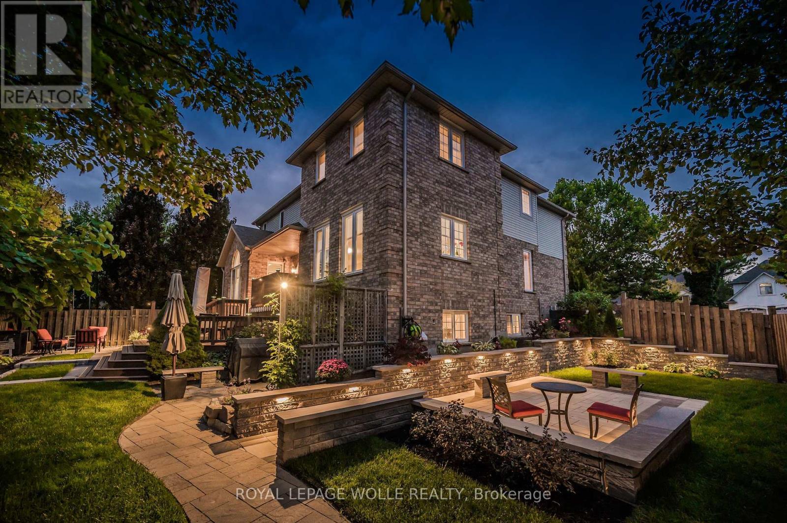 












867 CREEKSIDE DRIVE

,
Waterloo,




Ontario
N2V2S7

