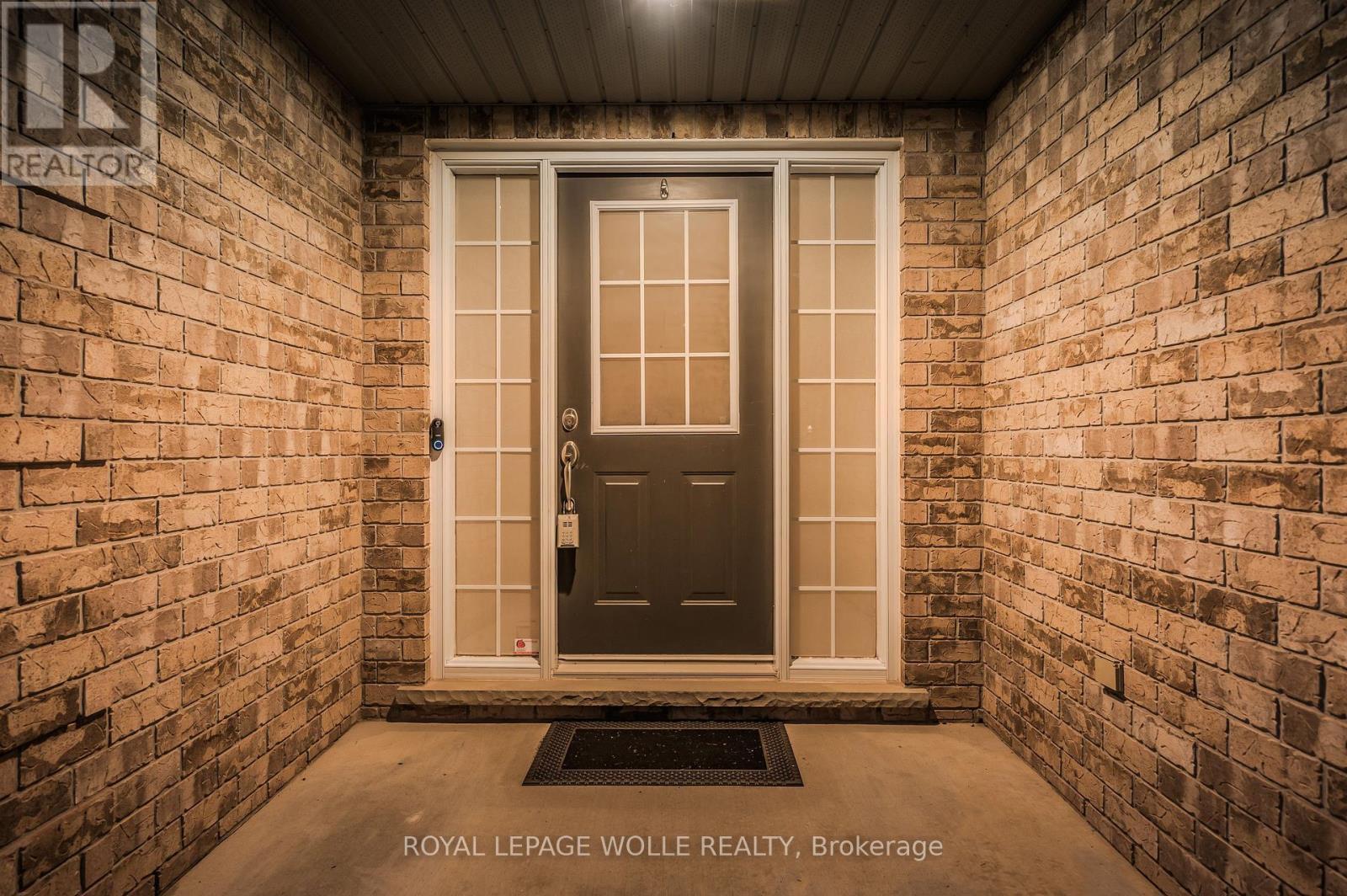 












867 CREEKSIDE DRIVE

,
Waterloo,




Ontario
N2V2S7

