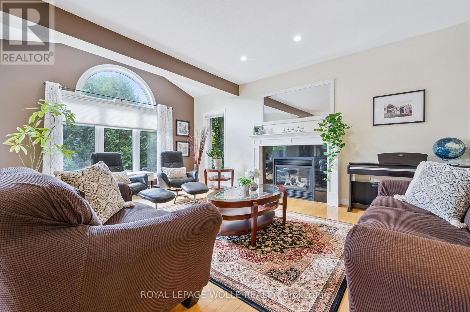 












867 CREEKSIDE DRIVE

,
Waterloo,




Ontario
N2V2S7

