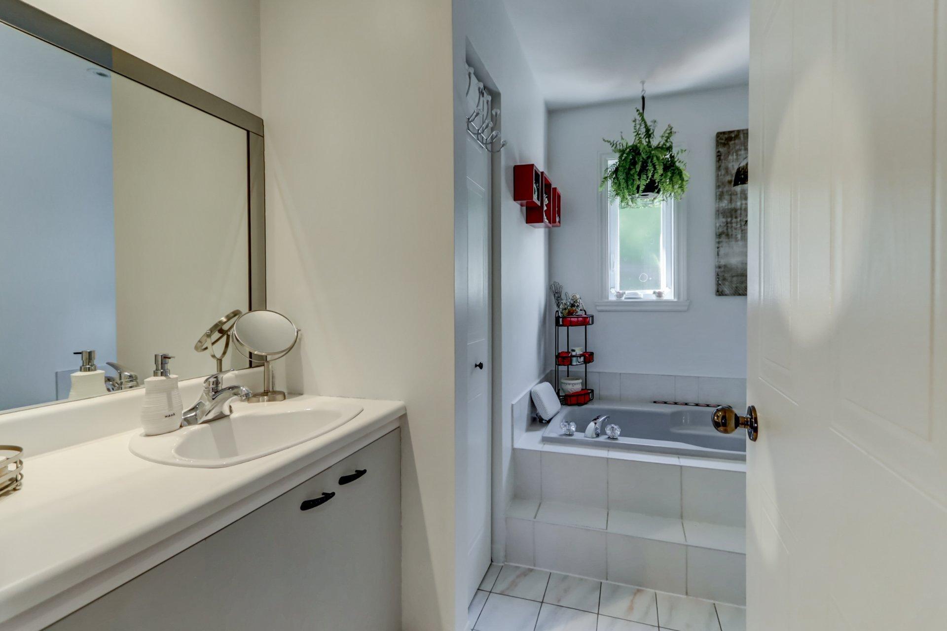 









1329


Boul. Maisonneuve

,
Saint-Jérôme,




QC
J5L1Y6

